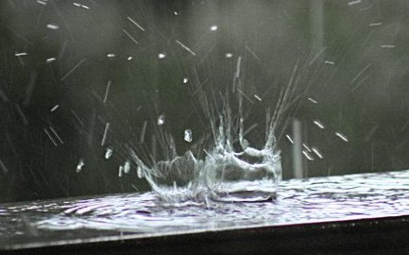 طقس حار وزخات من المطر مساءً