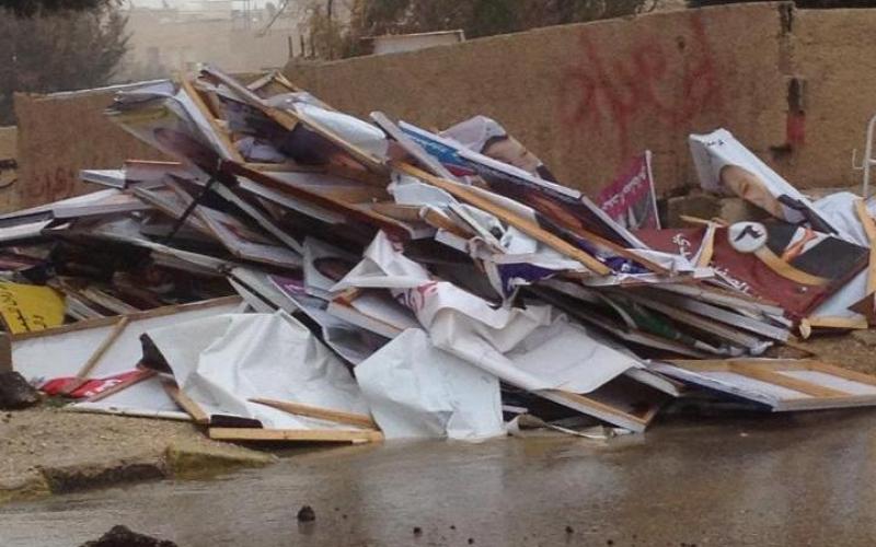 امانة عمان تزيل الدعاية الانتخابية المتطايرة نتيجة الريح 