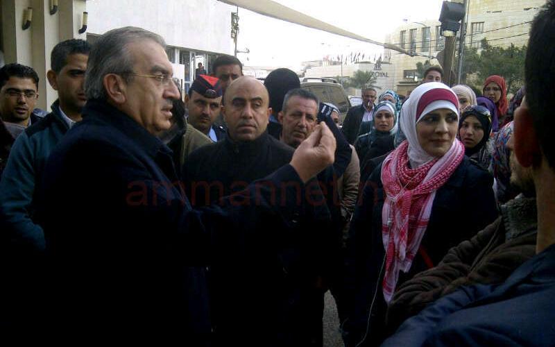 وزير الشؤون البلدية يتحاور مع المعتصمين امام الوزارة- عدسة احمد ابو حمد 
