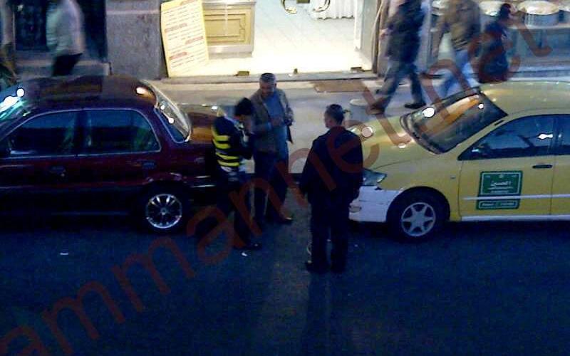 شرطي سير يخالف السيارات بوسط البلد- عدسة احمد ابو حمد 