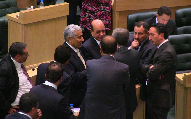 الثقة الحكومية تشق الكتل والتعويم قرار للحفاظ على بقائها 