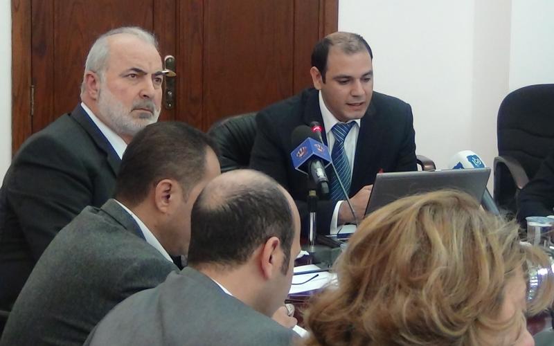 استطلاع: تراجع في مستوى التفاؤل وغالبية ضد اللاجئين السوريين