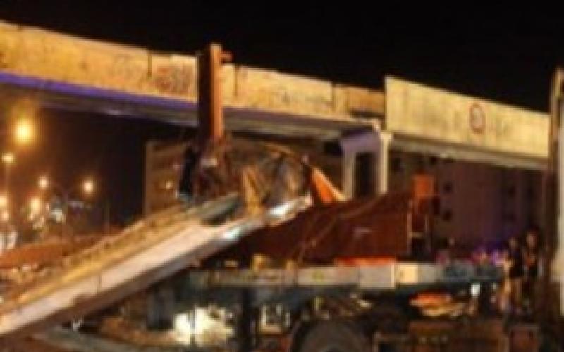 انهيار جزئي لجسر مشاة بمنطقة الدوار السابع