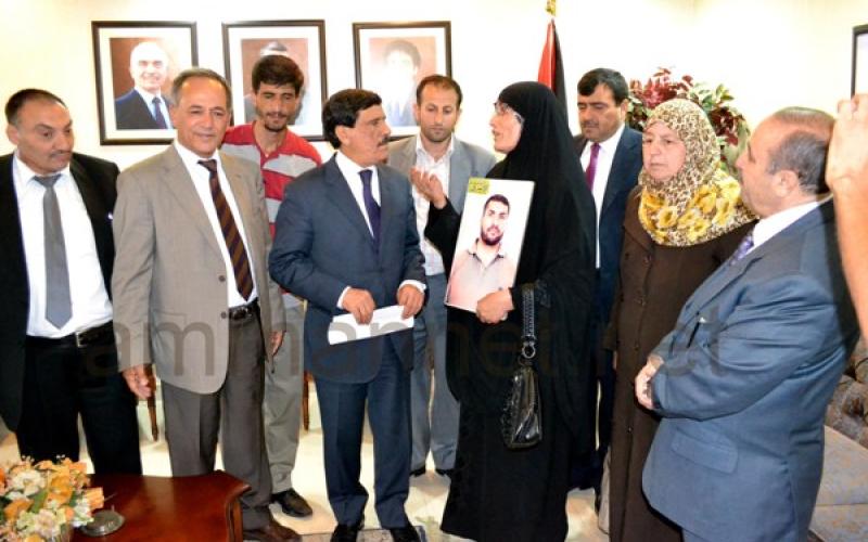 أهالي الأسرى يلتقون السرور والقنصل يزور بعض المضربين - صور