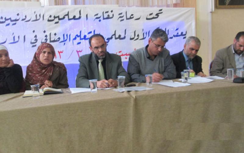 معلمو الإضافي يطالبون بصرف رواتبهم المتأخرة