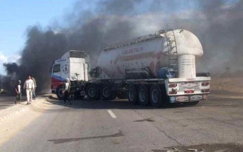 وفاة شخص وإصابة آخر بحادث تصادم صهريج وشاحنة