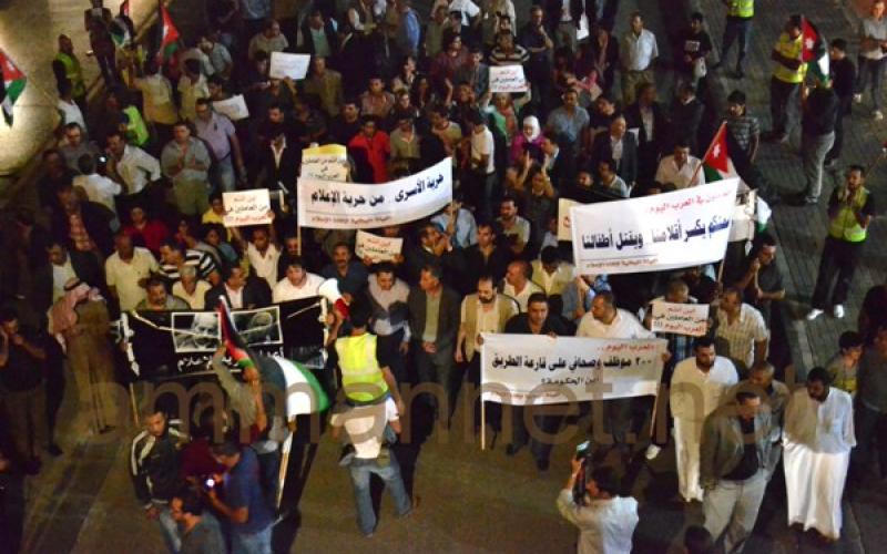 صور.. مسيرة "إنقاذ الإعلام" تضامنا مع العاملين في "العرب اليوم"