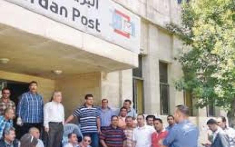 موظفو البريد يواصلون اضرابهم