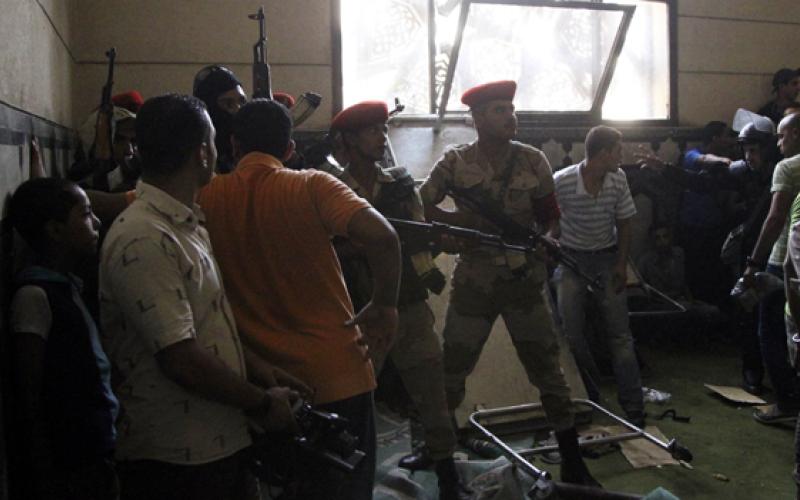 مصر: قوات الأمن "تخلي" المعتصمين من مسجد الفتح