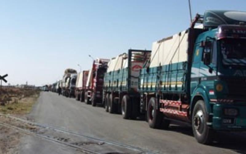 60 شاحنة محملة بالبصل عالقة على حدود العمري