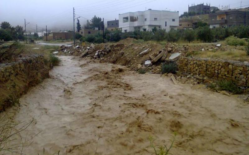 الدفاع المدني يدعو للابتعاد عن جوانب الأودية والسيول