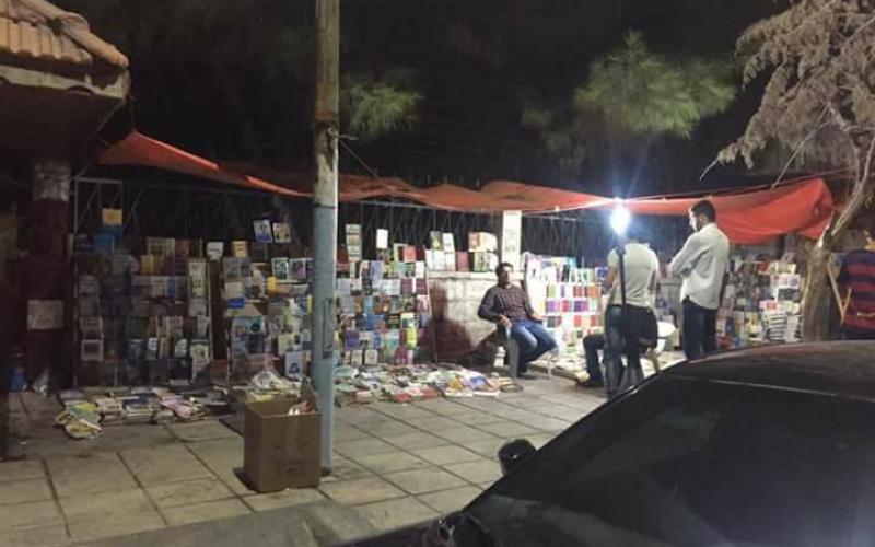 شبكات التواصل تنتصر لبائع بسطة كتب في اربد