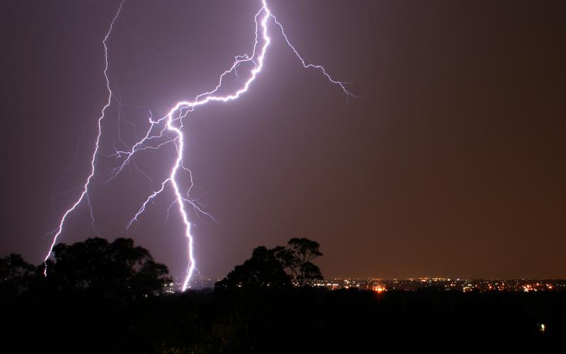 "صاعقة" تتسبب بفصل التيار الكهرباء عن مناطق في الكرك