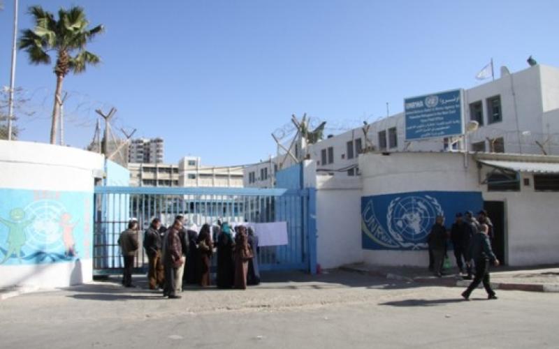 أعمال صيانة لعدد من مدارس "الانروا"