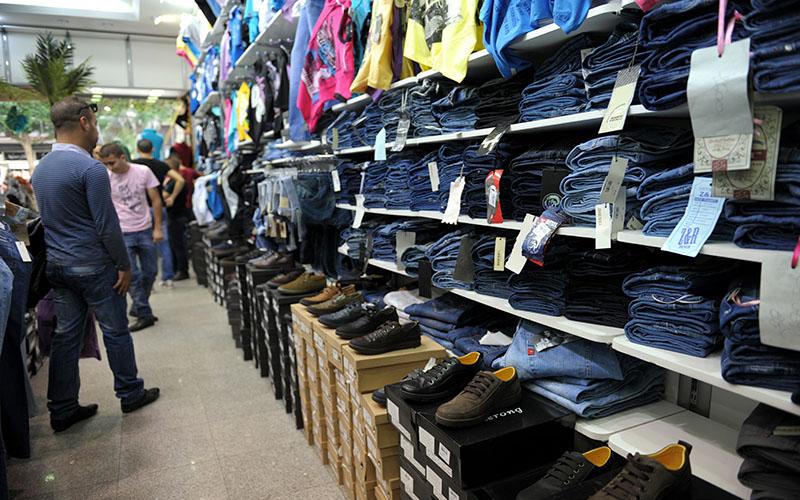 ملفات على طاولة وزير الصناعة والتجارة