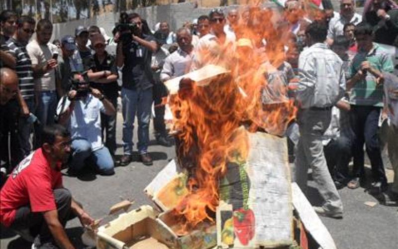 معتصمون يحرقون البضائع الإسرائيلية (فيديو)