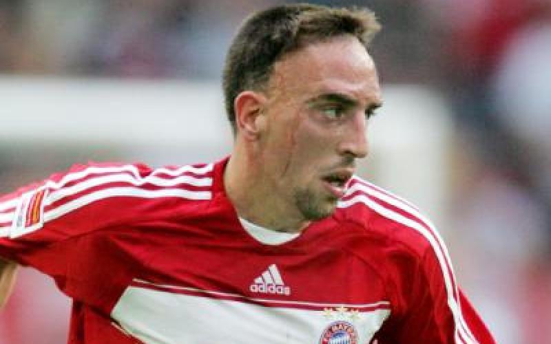 Bayern Munich's Ribery signs contract extension until 2015