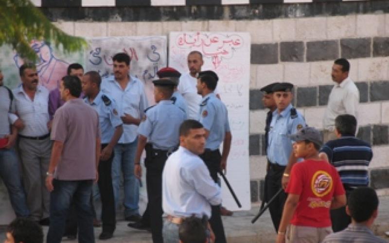 الأمن يطوق بالهراوات "جدارية" المكاتب الشبابية لأحزاب المعارضة 