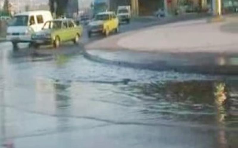 شارع رئيسي في البقعة يغرق بالمجاري..فيديو