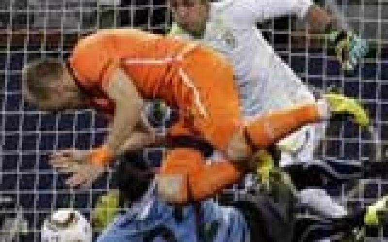 Holland stun Uruguay 3-2 to reach 2010 World Cup final