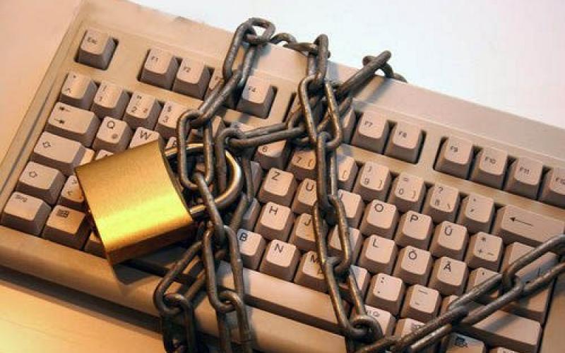 التمييز بقرار محكمة أمن الدولة بحبس طالب جامعي بتهمة”المس بالمقام السامي (الملك)” عبر الماسنجر