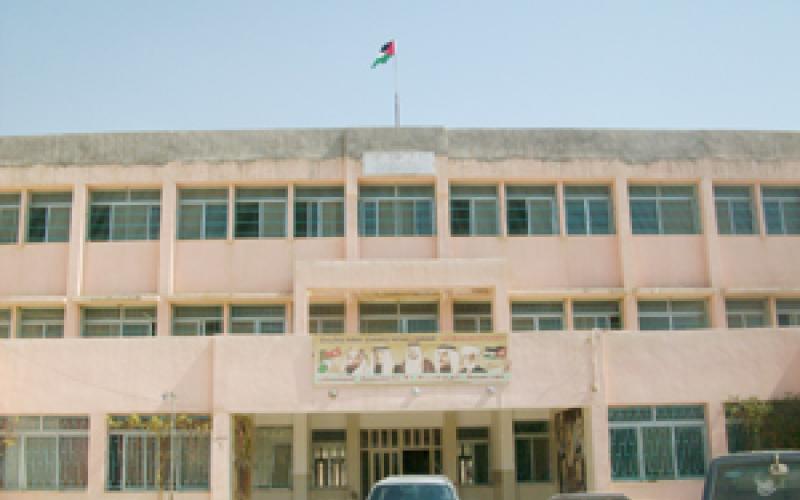 200 طالب في الشونة الجنوبية يتلقون التعليم بممرات المدرسة