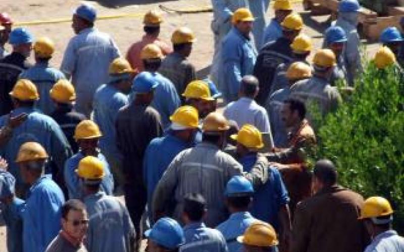 عمال الألمنيوم يعتصمون أمام وزارة العمل