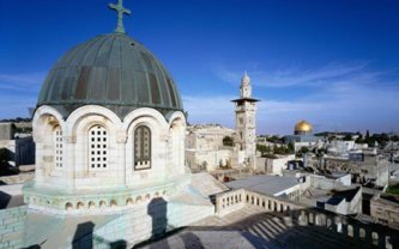 مستوطنون يقومون بإحراق كنيسة في مدينة القدس