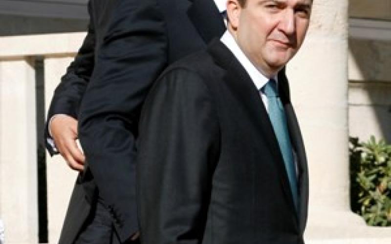 لماذا يدور الرئيس في حلقة مغلقة ولا يتقن لعبة توزيع الوزراء خارج معارفه الخاصة 