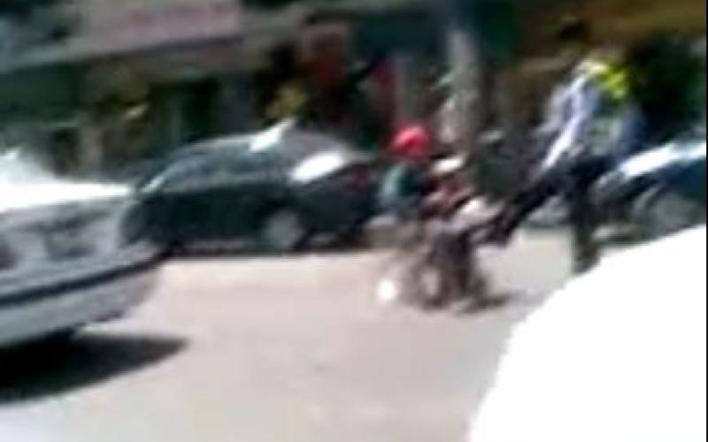 فيديو...شرطي سير يضرب مقعداً يحاول عبور الشارع 