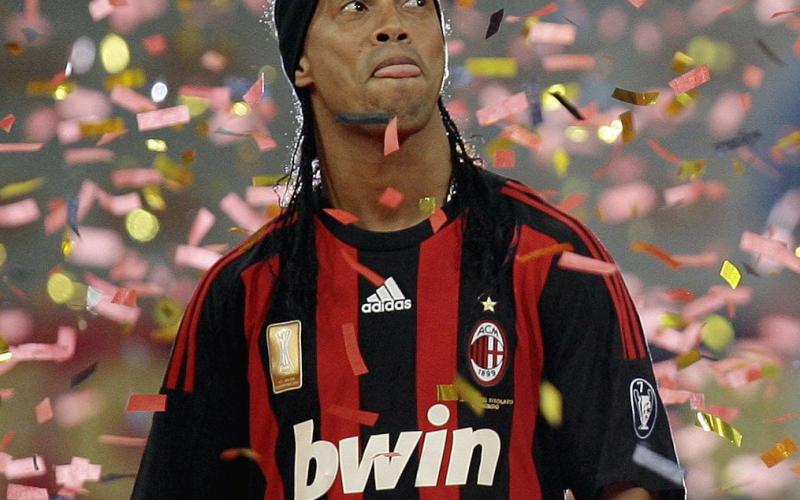 Brazilian wizard Ronaldinho wants Milan stay