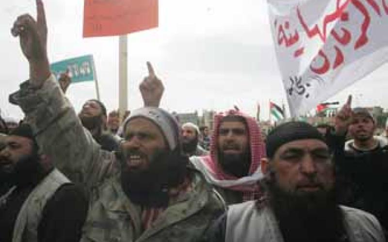 الاعتداء على احد شيوخ السلفية الجهادية في مخيم البقعة 