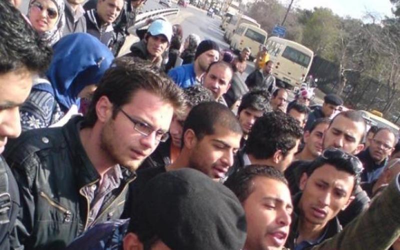 طلاب الهاشمية يعتصمون وأزمة سير في محيط دوار المدينة