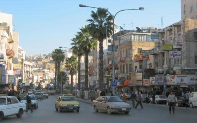 مسيرة ولاء على الخيول في وسط البلد