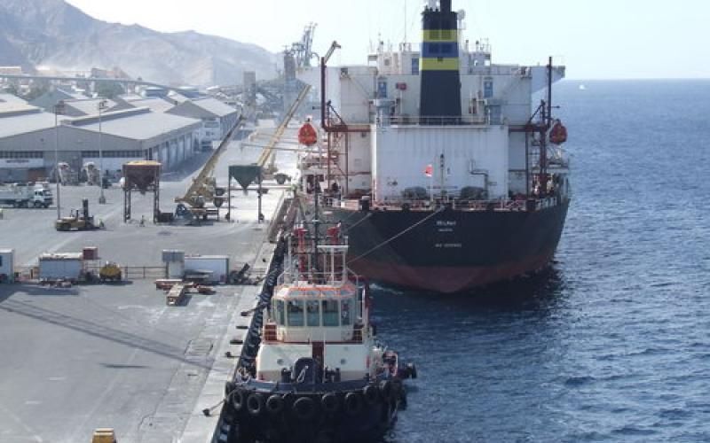 أهالي العقبة يطالبون باسترجاع الميناء والرد يأتيهم بالحجارة والأحذية