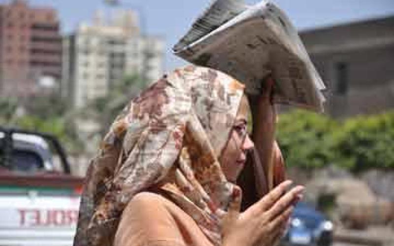 طقس حار الجمعة وزخات متفرقة مع ساعات المساء