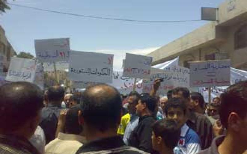 مسيرة في المحافظة والحي: الطفايلة يطالبون بمحاربة الفساد ووقف التهميش 