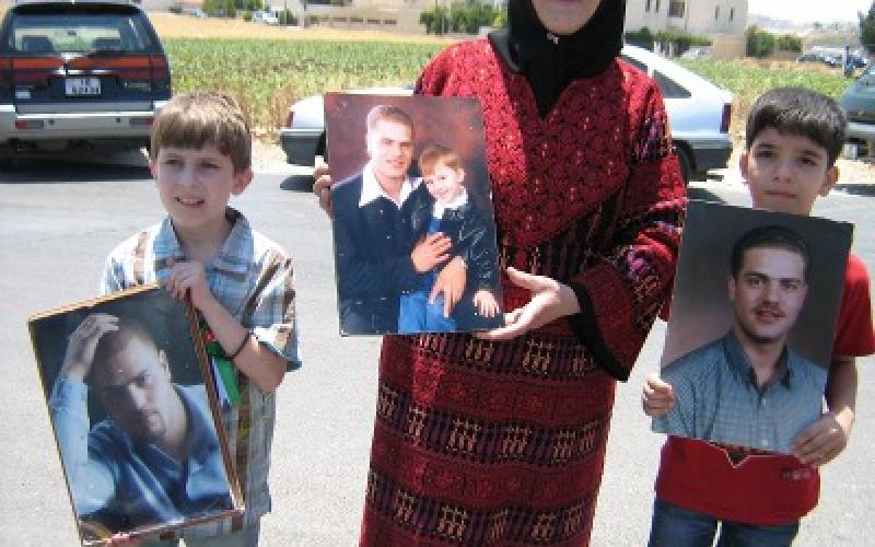 صور.. عائلة البشيتي أمام السفارة السورية “ أعيدوا لنا محمد”