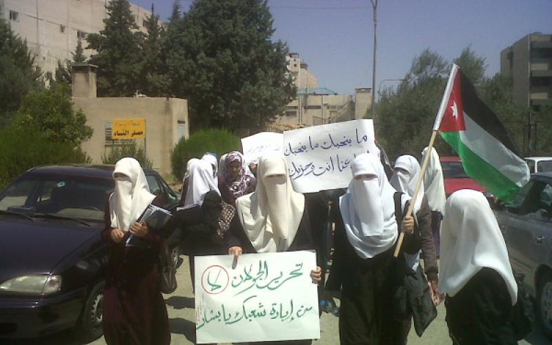 صور.. اليرموك " تحرير الجولان أولى من إبادة شعبك يا بشار" 