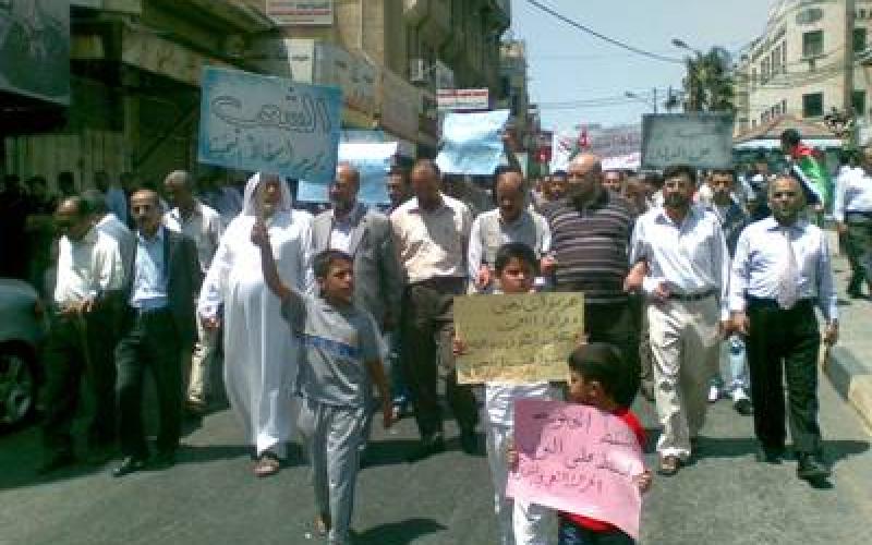 "صور" اربد وجرش في "جمعة كفى".. مطالبات بالملكية الدستورية وإسقاط الحكومة