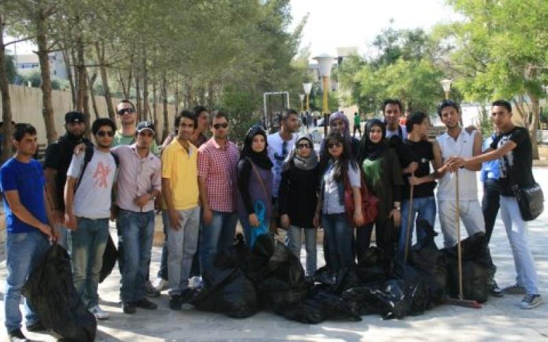 "صور".. طلبة في "اليرموك" ينظفون جامعتهم