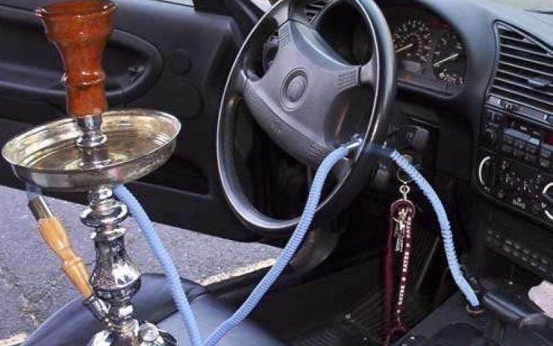 ضبط سائق يدخن الأرجيلة أثناء القيادة