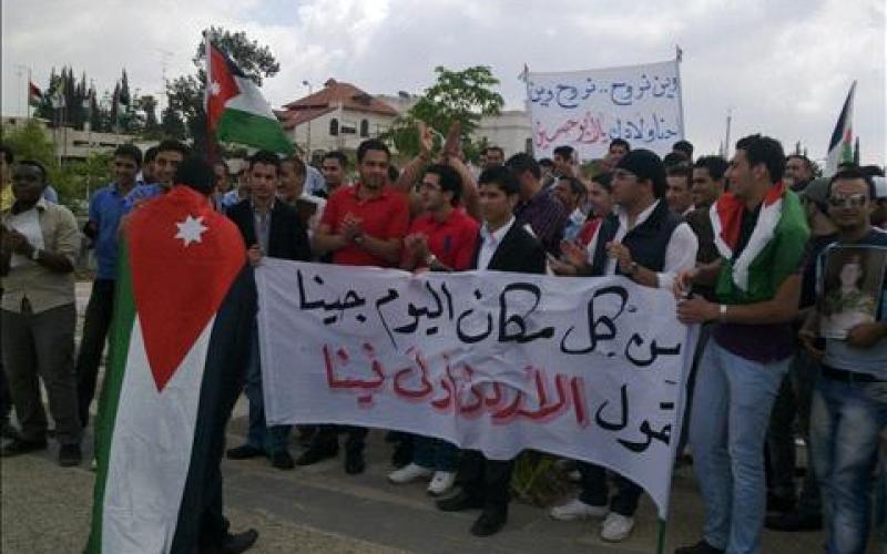 الطلاب العائدون من اليمن أمام الديوان: مصيرنا مجهول