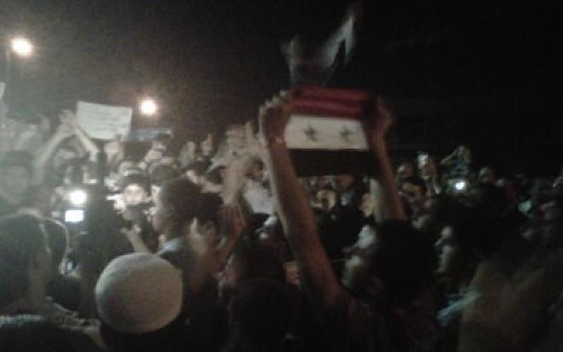صلاة تراويح واعتصام أمام السفارة السورية: كلنا بيوت الله