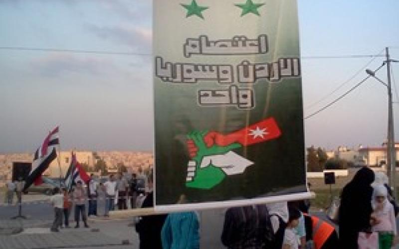 صور.. اعتصام أمام السفارة السورية: “كلنا طارق الخالدي”