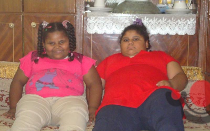 فيديو: شقيقتان يزداد وزنهن بمعدل كيلو شهريا.. دون علاج