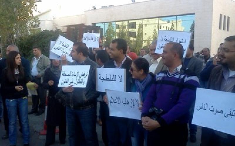 اعتصام أمام “الغد” استنكارا لمحاولة منع توزيع عددها ليوم الجمعة