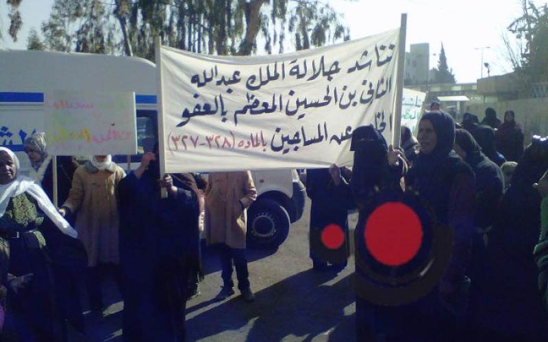 سيدات يغلقن طريق الرئاسة للمطالبة بتوسيع العفو العام (صوت)