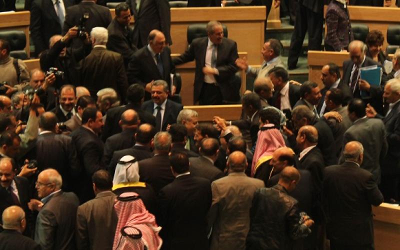 فيديو:نواب يهاجمون رؤساء الحكومات لدعوتهم حل المجلس أمام الملك