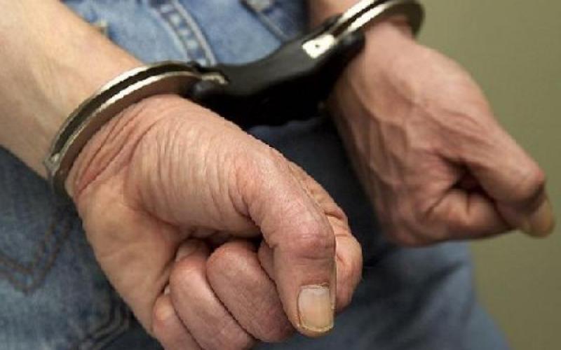 القبض على مطلوبين بتهم سرقة